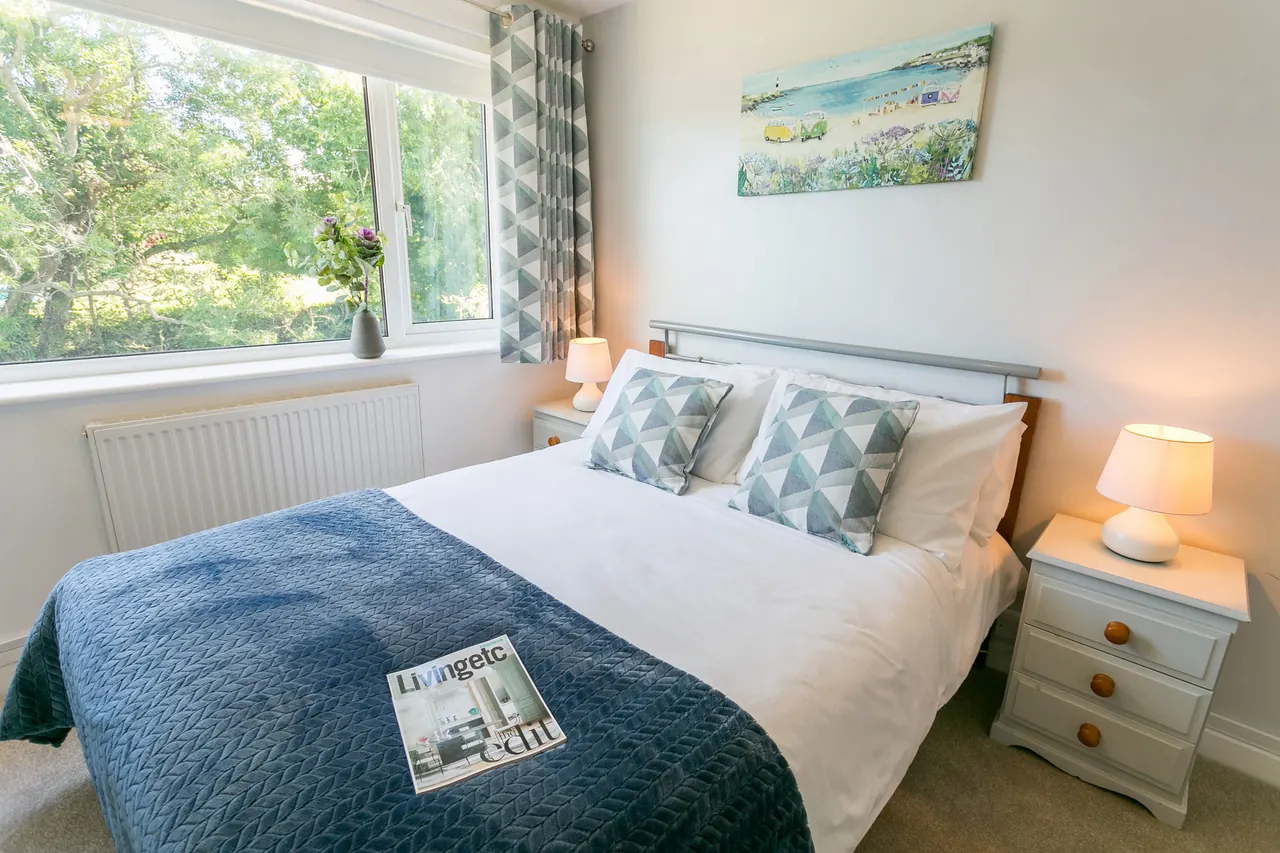 Double bedroom with blue bedding and coastal decor